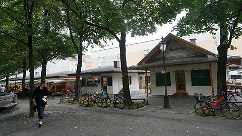 Kleine weiße Häuser, Holzdächer und alte Bäume: Der Markt am Elisabethplatz ist hübsch anzusehen &ndash; aber leider auch sanierungsbedürftig.