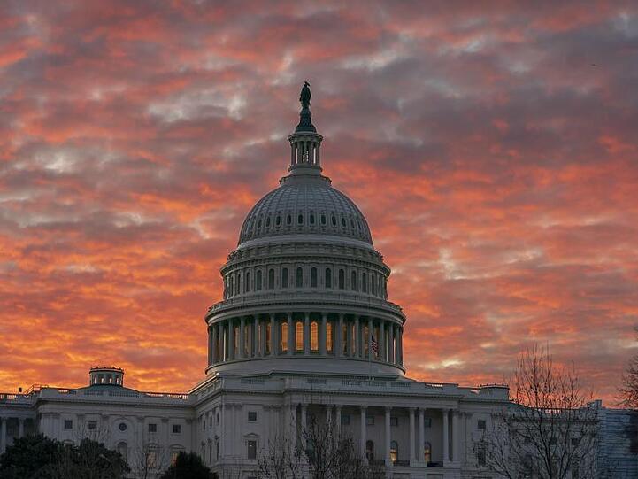 Die Sonne geht hinter dem Kapitol in Washington auf. Das Repräsentantenhaus tagt wie der Senat im Kapitol.