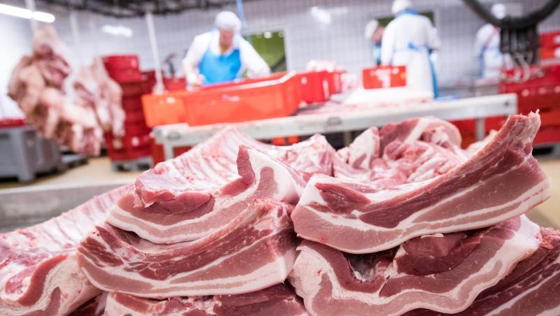 Rippen und Bauchfleisch vom Schwein werden in einem Zerlegebetrieb auf dem Gelände des Fleischgroßmarkts (FGH) verarbeitet. Rippen und Bauchfleisch vom Schwein werden in einem Zerlegebetrieb auf dem Gelände des Fleischgroßmarkts (FGH) verarbeitet.