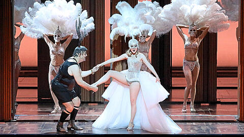 Ein Hauch von Operette: Wolfgang Koch (Falstaff) mit Elena Tsallagovs (Nanetta) und dem Opernballett der Bayerischen Staatsoper.
