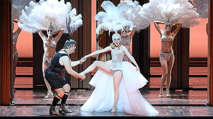 Ein Hauch von Operette: Wolfgang Koch (Falstaff) mit Elena Tsallagovs (Nanetta) und dem Opernballett der Bayerischen Staatsoper.