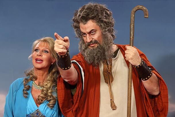 Zum Vergleich: Markus Söder (mit Karin Braumüller-Söder) als Moses (oder bajuwarischer Stammesältester) in Veitshöchheim. Zum Vergleich: Markus Söder (mit Karin Braumüller-Söder) als Moses (oder bajuwarischer Stammesältester) in Veitshöchheim.