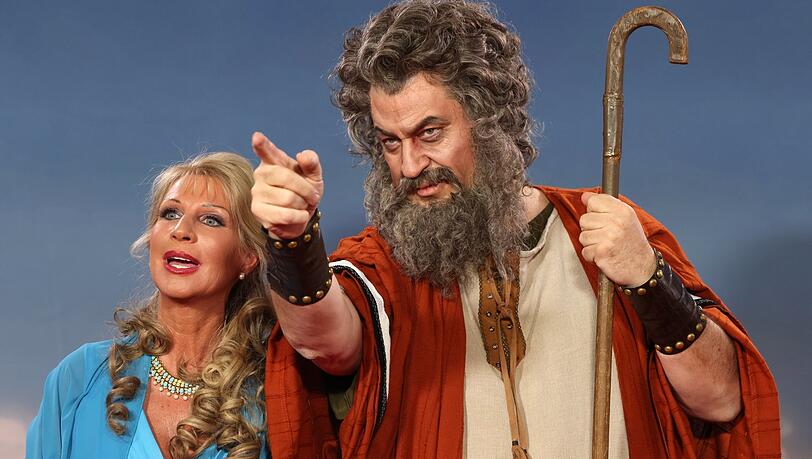 Zum Vergleich: Markus Söder (mit Karin Braumüller-Söder) als Moses (oder bajuwarischer Stammesältester) in Veitshöchheim. Zum Vergleich: Markus Söder (mit Karin Braumüller-Söder) als Moses (oder bajuwarischer Stammesältester) in Veitshöchheim.