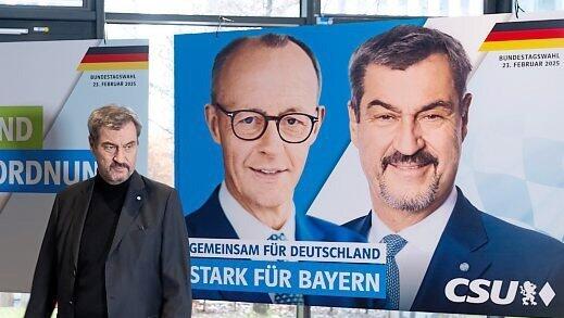 Söder vor aktuellen Wahlplakaten.