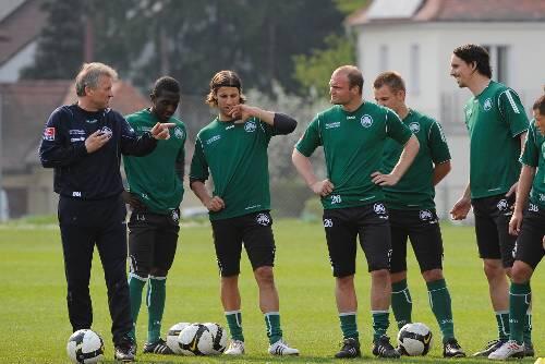 Ansprache von Trainer Benno Möhlmann (l.) und einer hört besonders  gut zu: Alexander Voigt (Mitte).v.r.).