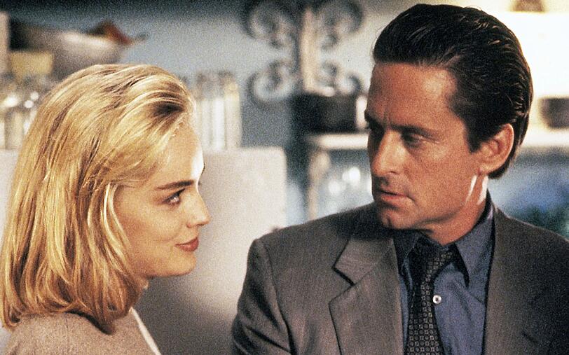 Nicht gerade das, was man professionelle Distanz nennt: Detective Nick Curran (Michael Douglas) ist der dringend mordverdächtigen Catherine Tramell (Sharon Stone) hemmungslos verfallen. Nicht gerade das, was man professionelle Distanz nennt: Detective Nick Curran (Michael Douglas) ist der dringend mordverdächtigen Catherine Tramell (Sharon Stone) hemmungslos verfallen.