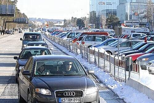 Dichter Verkehr, aber keine Staus: Die Parkplätze auf der Großen Straße waren von Messe-Besuchern und Club-Fans gut ausgelastet.