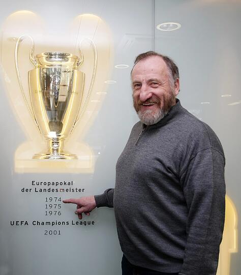 Es folgte Katsche Schwarzenbeck. Hier steht er stolz vor dem 1974 gewonnenen Pokal.