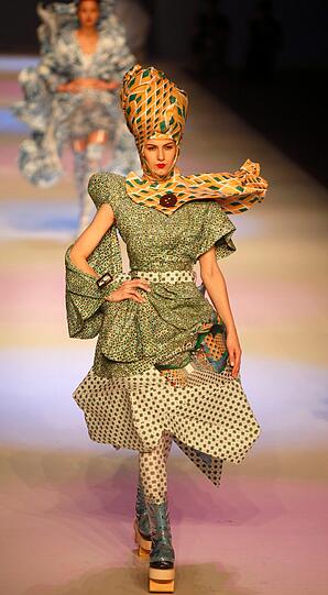 Diese eigenwilligen Entwürfe kommen von Lin Po Chun, die ihre Kleider auf dem "Young Fashion Designers'Contest 2013" auf der Hongkong Fashion Week präsentiert.