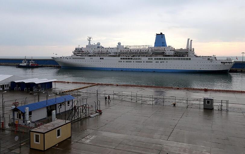Ein Passagierschiff ankert im Hafen von Sotschi.