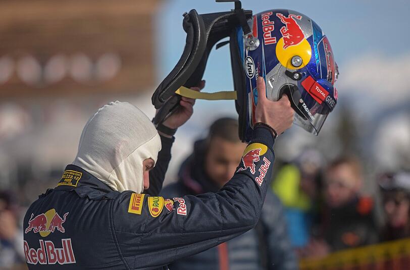Lautlose Drifts, statt rauchender Gummis: In Kitzbühel fuhr Max Verstappen mit seinem Formel-1-Renner vor malerischer Bergkulisse auf einer Skipiste.