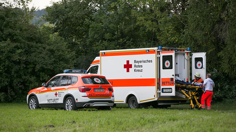 Bilder vom Notarzteinsatz am Tachinger See - die 63-Jährige ist gestorben, kurz nachdem sie ins Krankenhaus.