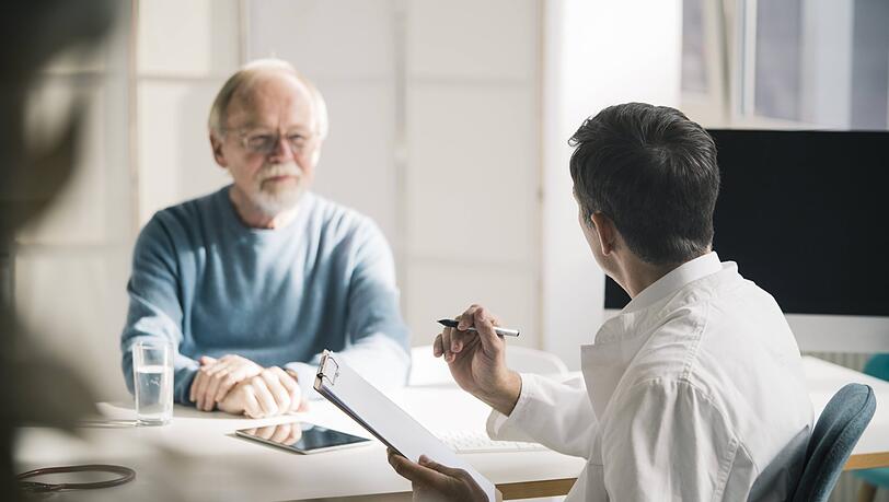Ein Mann spricht mit seinem Doktor. Der Hausarzt sollte mit ins Boot geholt werden, wenn man eine Patientenverfügung verfassen möchte. Ein Mann spricht mit seinem Doktor. Der Hausarzt sollte mit ins Boot geholt werden, wenn man eine Patientenverfügung verfassen möchte.