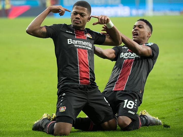 Leverkusens Leon Bailey (l) und Mannschaftskollege Wendell feiern das Tor zum 1:1.