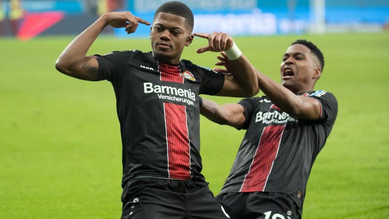 Leverkusens Leon Bailey (l) und Mannschaftskollege Wendell feiern das Tor zum 1:1. Leverkusens Leon Bailey (l) und Mannschaftskollege Wendell feiern das Tor zum 1:1.