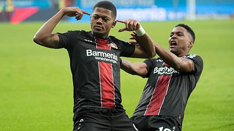 Leverkusens Leon Bailey (l) und Mannschaftskollege Wendell feiern das Tor zum 1:1.