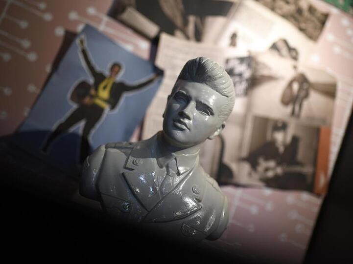 Eine Büste von Elvis Presley.