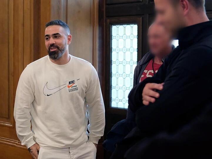 Rapper Bushido (l) kommt in Begleitung von Personenschützern der Polizei in einen Saal des Bundesverwaltungsgerichtes.