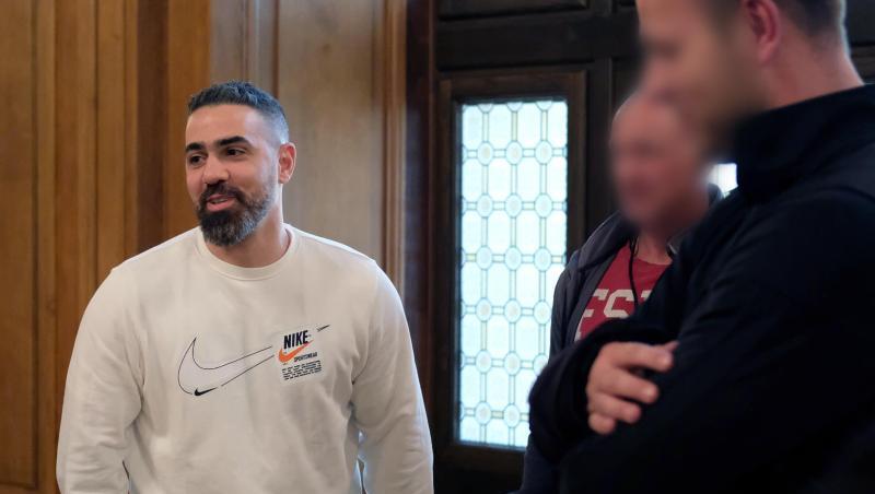 Rapper Bushido (l) kommt in Begleitung von Personenschützern der Polizei in einen Saal des Bundesverwaltungsgerichtes. Rapper Bushido (l) kommt in Begleitung von Personenschützern der Polizei in einen Saal des Bundesverwaltungsgerichtes.