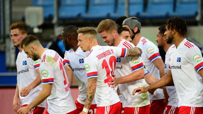 Die HSV-Spieler bejubeln den 2:1-Sieg gegen Fortuna Düsseldorf.
