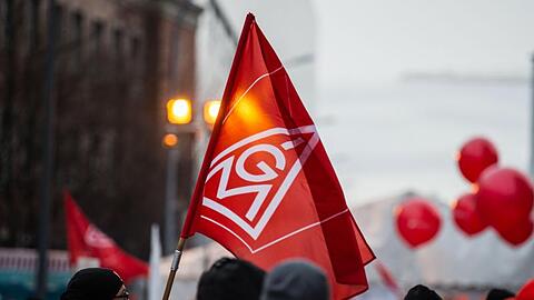 Am Dienstag ruft die IG Metall die Beschäftigten in zwölf Betrieben zu Warnstreik-Aktionen auf. (Archivbild)