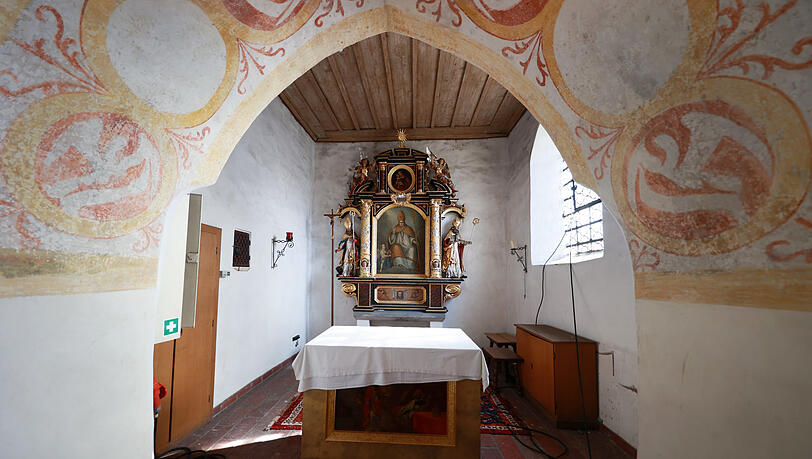 Der Innenraum: Eine Besonderheit der aus Feldsteinen und Ton erbauten Kirche ist der barocke Hochaltar. Der Innenraum: Eine Besonderheit der aus Feldsteinen und Ton erbauten Kirche ist der barocke Hochaltar.