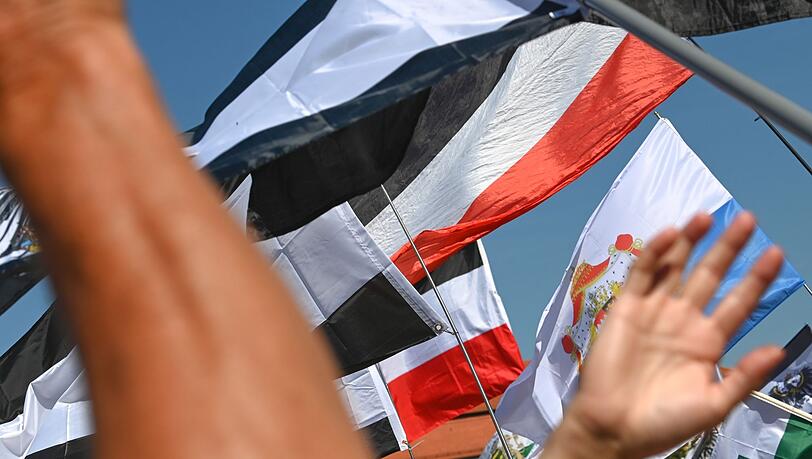 Reichsflaggen werden auf dem Magdeburger Domplatz zu einer Reichsbürgerkundgebung hochgehalten. In München hat die Generalstaatsanwaltschaft nun Anklage gegen einen Mann erhoben als mutmaßlicher Unterstützer der sogenannten Kaiserreichgruppe.