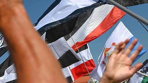 Reichsflaggen werden auf dem Magdeburger Domplatz zu einer Reichsbürgerkundgebung hochgehalten. In München hat die Generalstaatsanwaltschaft nun Anklage gegen einen Mann erhoben als mutmaßlicher Unterstützer der sogenannten Kaiserreichgruppe.