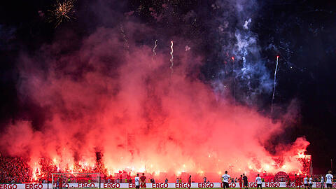 Brachten das Ulmer Stadion zum Leuchten: Die Fans des FC Bayern.