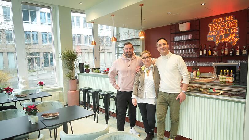 Inhaber Florian Völk (l.), und die Betriebsleiter Christine Röller und Ronny Herbert (r.) im Maisha’s Kitchen. Inhaber Florian Völk (l.), und die Betriebsleiter Christine Röller und Ronny Herbert (r.) im Maisha’s Kitchen.