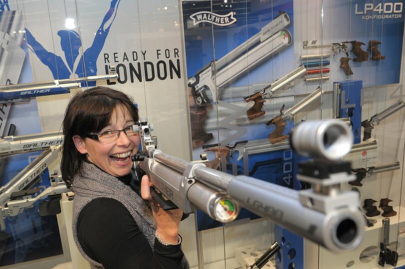 Sportschützin Sonja Pfeilschifter testet ein Gewehr.