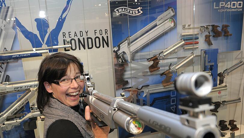 Sportschützin Sonja Pfeilschifter testet ein Gewehr. Sportschützin Sonja Pfeilschifter testet ein Gewehr.