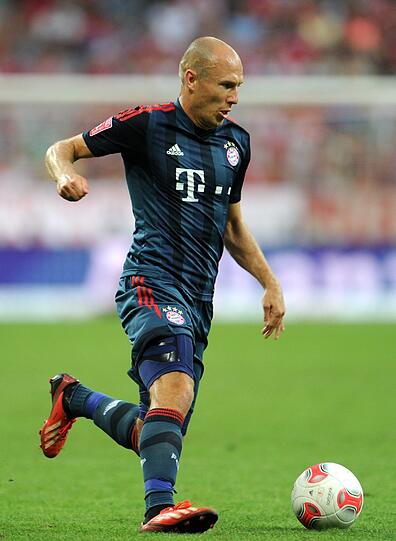 ARJEN ROBBEN, NOTE 3: Seine fulminante Direktannahme nach Ribérys Flanke verfehlte das Tor knapp. Auch sonst mit Zug zum Tor. Gab die Flanke zum 1:0, musste bald darauf Müller weichen.