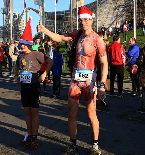 Am Samstag liefen mehr als 1.700 Münchner durch den Olympiapark. Die Bilder vom Nikolauslauf.