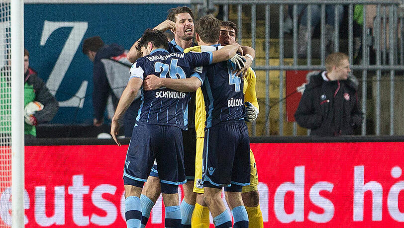 Löwen-Jubel auf dem Betzenberg: Nach dem 1:0-AUswärtssieg gab es bei den 1860-Profis Grund zur Freude. Löwen-Jubel auf dem Betzenberg: Nach dem 1:0-AUswärtssieg gab es bei den 1860-Profis Grund zur Freude.