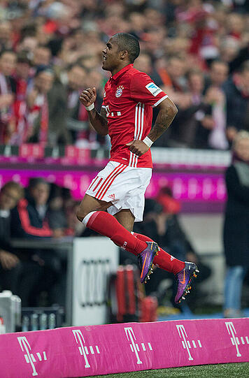 Douglas Costa trifft zum 2:0 für die Bayern. Danach folgte sein Selfie-Jubel. Die Bilder.