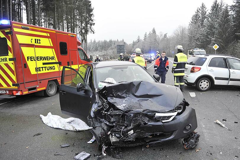 Bei dem heftigen Unfall erlitten drei Personen schwere Verletzungen.