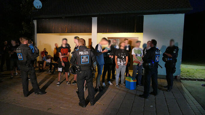 Die Polizei musste die gut 180 Demonstranten vom Wohnhaus des "Drachenlords" trennen.
