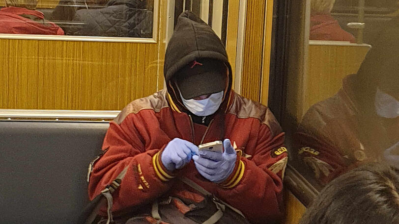 Immer noch ein sehr seltenes Bild in München, trotz Virus: Menschen, die maximale Vorsichtsmaßnahmen gegen Corona ergreifen.