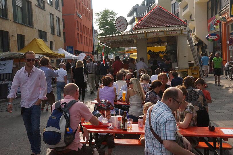 Das Altschwabinger Straßenfest gab es schon 1982, damals anlässlich der 1200-Jahrfeier von Schwabing.