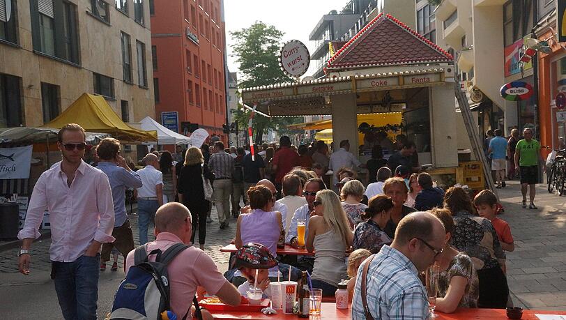 Das Altschwabinger Straßenfest gab es schon 1982, damals anlässlich der 1200-Jahrfeier von Schwabing. Das Altschwabinger Straßenfest gab es schon 1982, damals anlässlich der 1200-Jahrfeier von Schwabing.