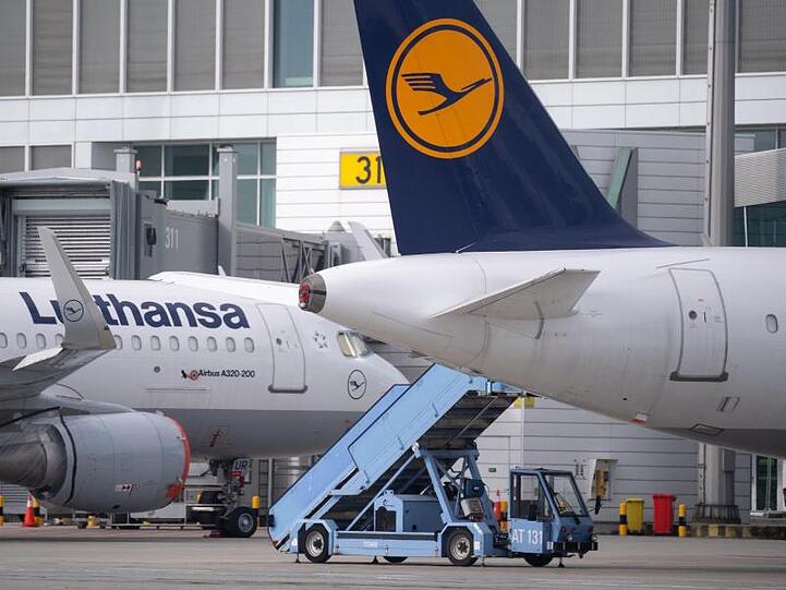 Flugzeuge der Lufthansa stehen auf dem Vorfeld am Flughafen München.
