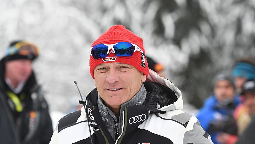 Der deutsche Alpinchef Wolfgang Maier steht beim Riesenslalom im Zielraum.