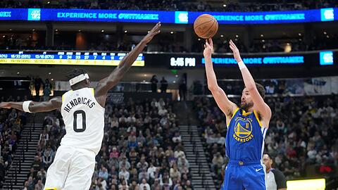 Klay Thompson (r) war mit einem persönlichen Saisonbestwert von 35 Punkten bester Werfer der Golden State Warriors.
