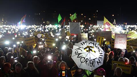 Sechzigs Präsident Robert Reisinger  (re.) und sein Vize Norbert Steppe rufen die Fans und Mitglieder des TSV 1860 München zur Teilnahme der Demonstration auf der Theresienwiese am 8.2. auf.