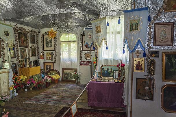 Fenster und Ikonen der Ost-West-Friedenskirche auf einem Archivbild.