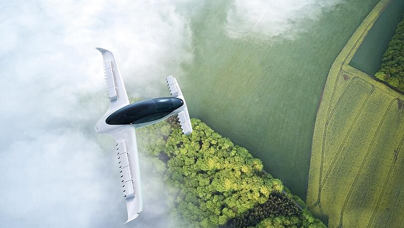 Das Elektro-Flugtaxi des Herstellers Lilium beim morgendlichen Flug über ein Feld. Das Elektro-Flugtaxi des Herstellers Lilium beim morgendlichen Flug über ein Feld.