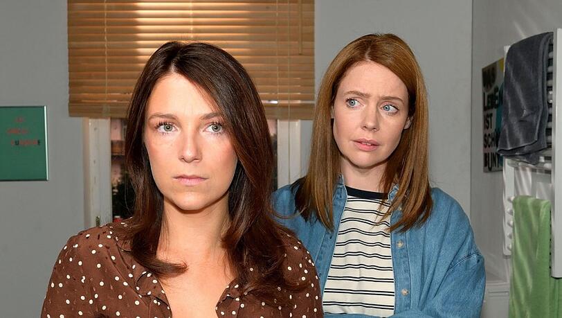 "Unter uns": Lilly (l.) kann nur mit Mühe ihren angeschlagenen Gemütszustand vor Toni verbergen.