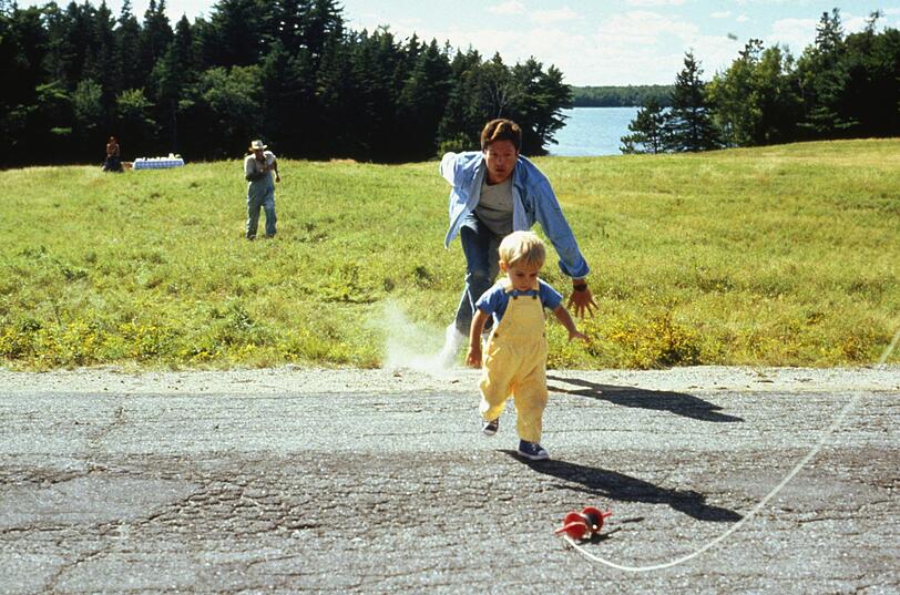 Als Gage (Miko Hughes, vorne) losrennt, geraten Louis (Dale Midkiff, rechts) und Jud (Fred Gwynne) in Panik - ein Wettlauf gegen das Schicksal beginnt. Als Gage (Miko Hughes, vorne) losrennt, geraten Louis (Dale Midkiff, rechts) und Jud (Fred Gwynne) in Panik - ein Wettlauf gegen das Schicksal beginnt.