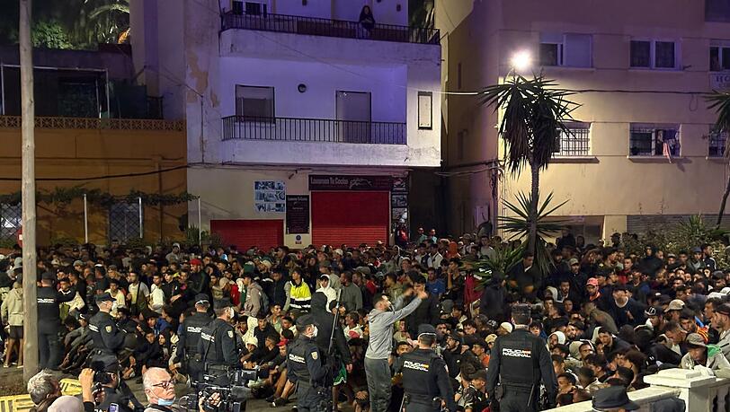 Die Polizei musste die Menge mit zusätzlichen Kräften unter Kontrolle bringen. Die Polizei musste die Menge mit zusätzlichen Kräften unter Kontrolle bringen.